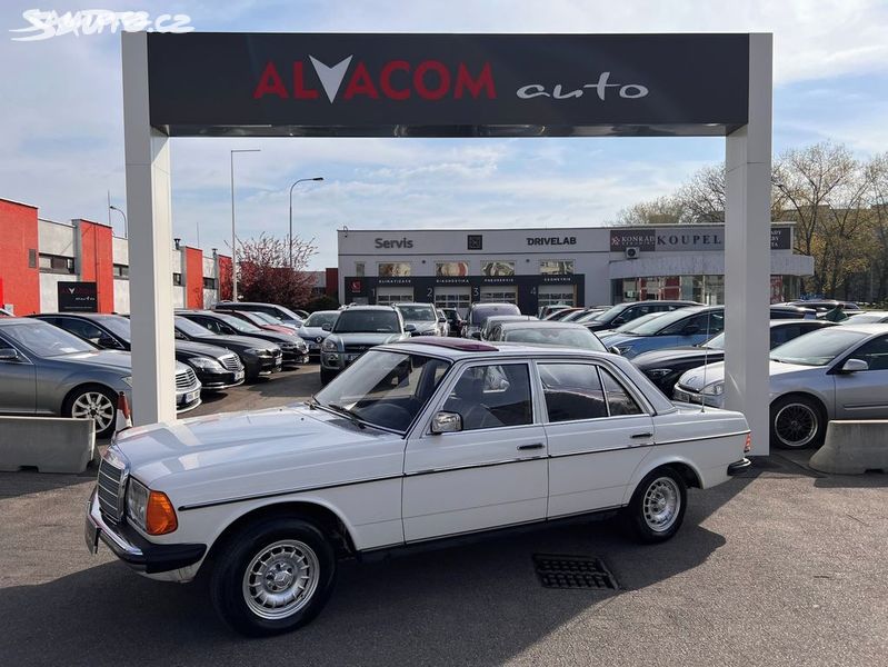 Mercedes-Benz 123, 230E